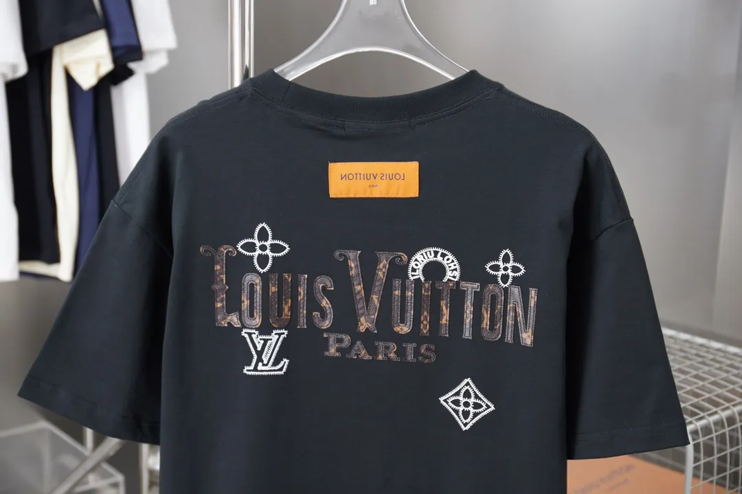🅿️190 1V 25SS early spring new style Leather embroidered LV letter short sleeves Light luxury A must-have item for daily commuting for men and women Correct version Welcome to compare Detailed features · 320g 100% pure cotton double yarn jersey fabric · Special thickening in the same vat 32 pieces double-strand 1X1 thread . Leather-cut LV letter splicing embroidery · Imported Tajima machine embroidery with various craft letters · Double-needle sewing and cross-seam technology · Original main mark, washed tag, brand moisture-proof paper packaging Color: black/white Size: S/M/L/XL